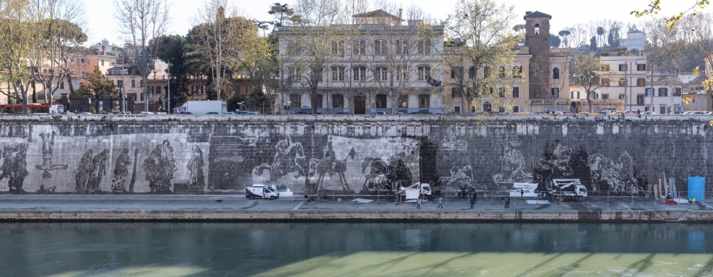 Power-cleaning the frieze figures onto the Tiber wall, Piazza Tevere, Rome, March 2016<br/>Photo: Marcello Leotta