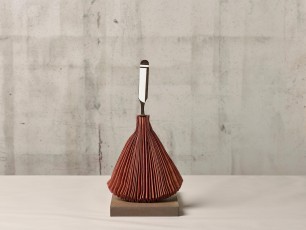 <div class="lightbox-artworktitle">Three Citizens (figure III)</div><div class="lightbox-artworkyear">2024</div><div class="lightbox-artworkdescription">Wood, Paper, Material, Wire and Found object</div><div class="lightbox-artworkdimension">Main dimensions: 35.5 x 16.5 x 28 cm</div><div class="lightbox-artworkdimension">/</div>