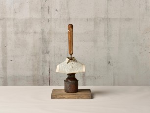 <div class="lightbox-artworktitle">Three Citizens (figure II)</div><div class="lightbox-artworkyear">2024</div><div class="lightbox-artworkdescription">Wood, Found paper, Buttons and Found object</div><div class="lightbox-artworkdimension">Main dimensions: 38 x 20 x 15.5 cm</div><div class="lightbox-artworkdimension">/</div>