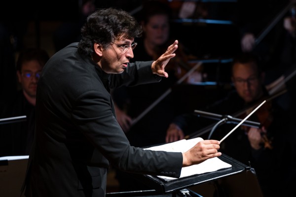 LSO-Chefdirigent Michael Sanderling waehrend der Weltpremiere vom Film «Oh, to Believe in Another World» zur Sinfonie Nr. 10 von Dmitri Schostakowitsch aufgefuehrt durch das Luzerner Sinfonieorchester LSO am Mittwoch, 15. Juni 2022 im Konzertsaal des KKL Luzern. Bild: Philipp Schmidli